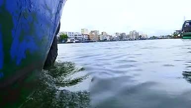 三亚疍家渔排出海打渔渔船大海灯泡视频的预览图